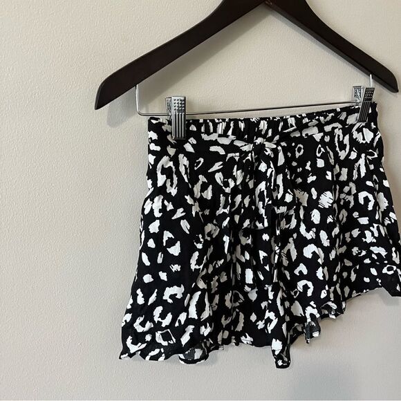 Lulu’s Yana Black and White Leopard Print Tie-Front Shorts - Picture 8 of 11